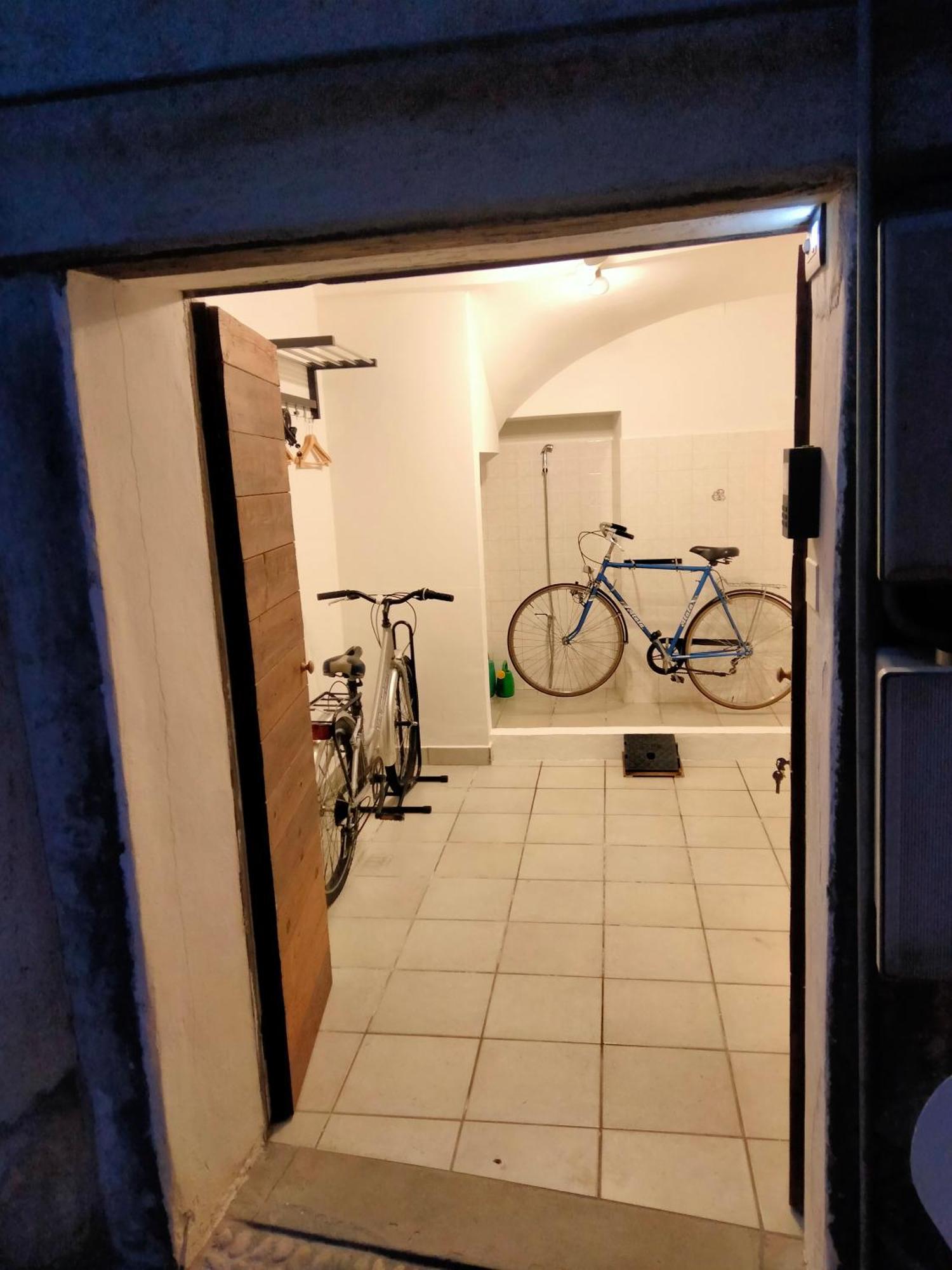 Casa Storta - Cycle Garage Con Biciclette Villa Pisogne Bagian luar foto